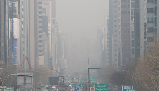 미세먼지에 갇힌 도심      (서울=연합뉴스) 김인철 기자 = 수도권 지역에 미세먼지 비상저감조치가 엿새째 이어지고 있는 6일 오전 서울 강남대로에 미세먼지가 가득하다. 2019.3.6      yatoya@yna.co.kr  (끝)